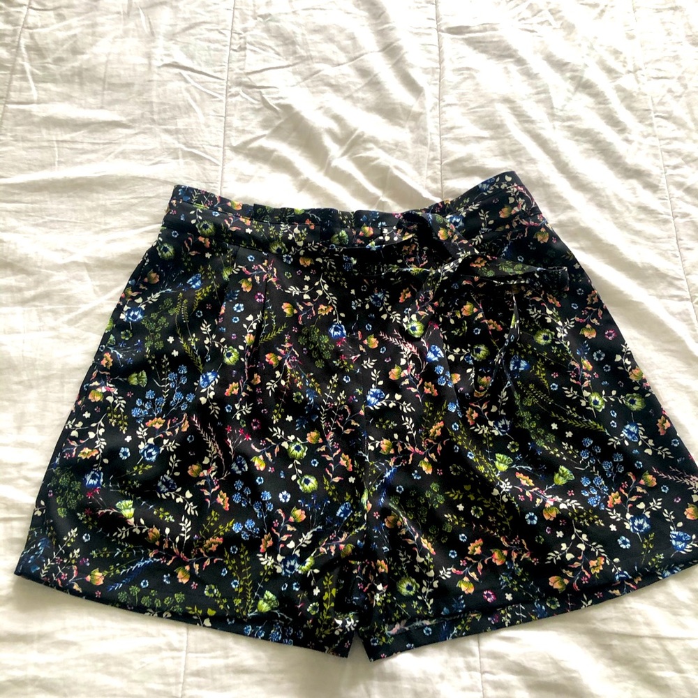 DR2 by Daniel Rainn Tie Front Shorts. Large EUC